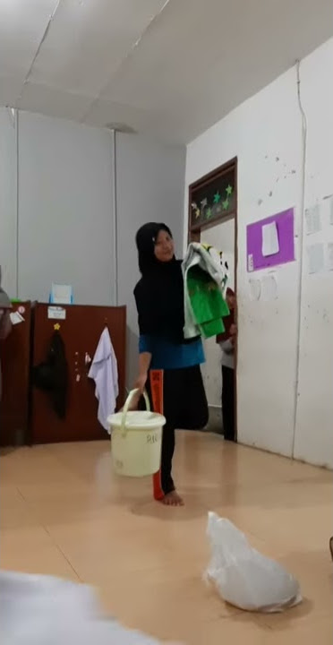 Kebiasaan santri wati before mandi...