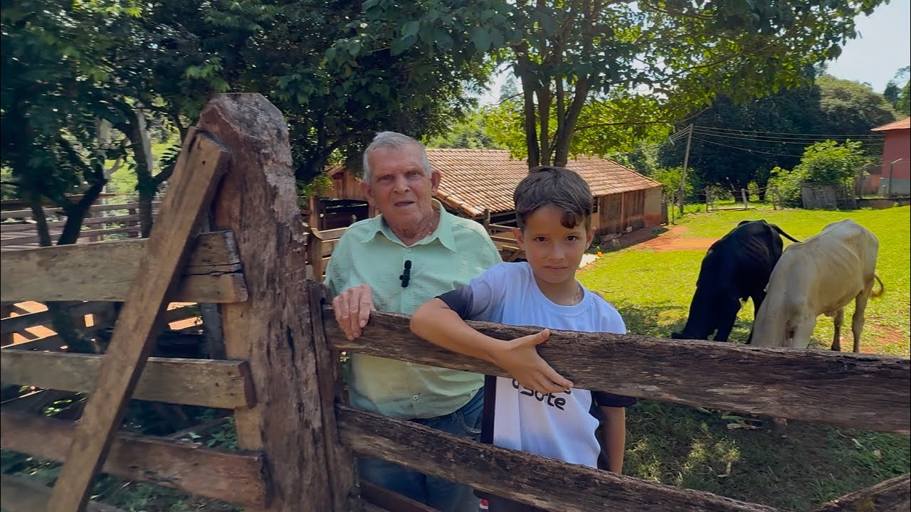 VOVÓ CHICO 84 ANOS E SEU NETINHO NA ROÇA, VIUVO, VIVE ENTRE OS ANIMAIS E AS MEMORIAS DO PASSADO