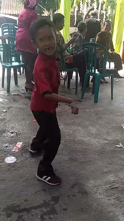 VIDEO LUCU NGAKAK ASYIK JOGET LAGU LAGI SYANTIK