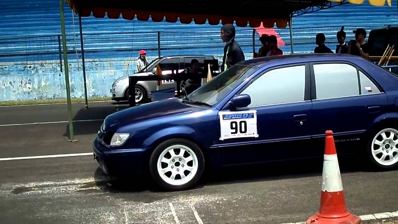 TOYOTA SOLUNA AL-50 VS SUZUKI SWIFT - YouTube