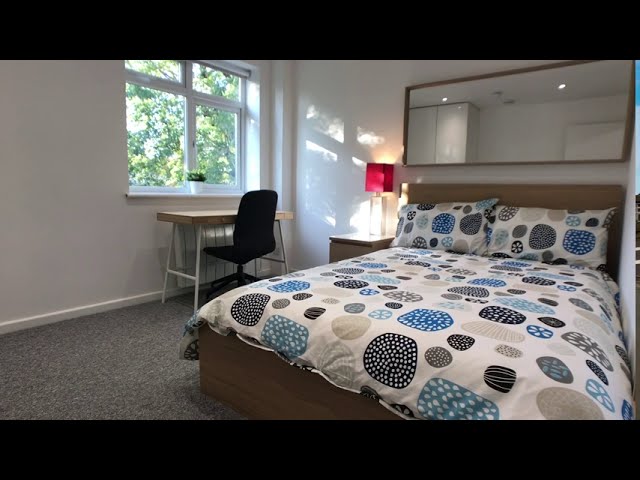 Modern house with large garden, 5 mins to station Main Photo