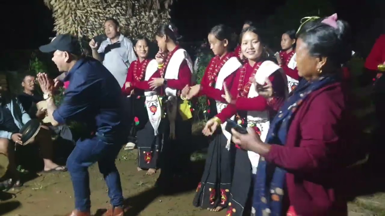 युके बाट आउनु भएको दिदी भेना कौरा नाचमा रमाउदै।।