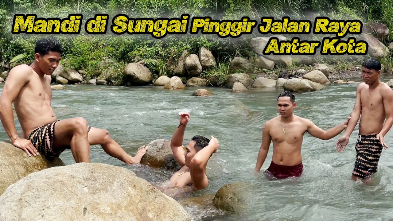 Mandi di Sungai Pinggir Jalan Raya Antar Kota
