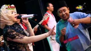 cup bibir dikecup - Dwi Ratna - MONETA