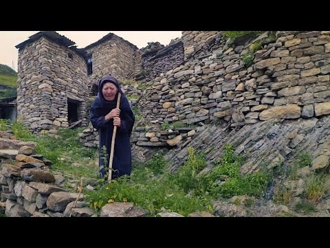 Одна в пустом селе в горах Дагестана (с субтитрами)