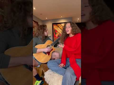 أليانا تغني غريب علي بالتونسي