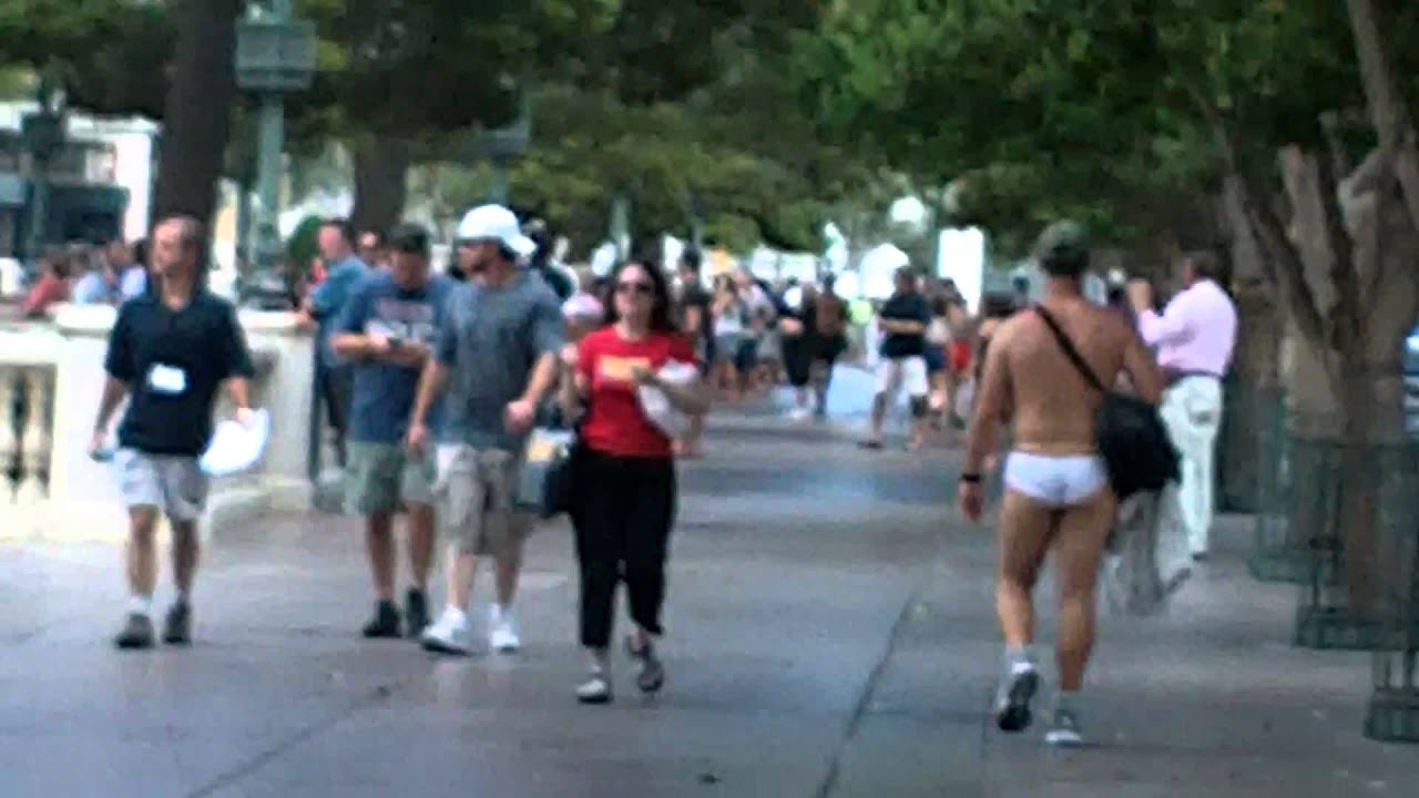 Naked Man Walks In Vegas Youtube 