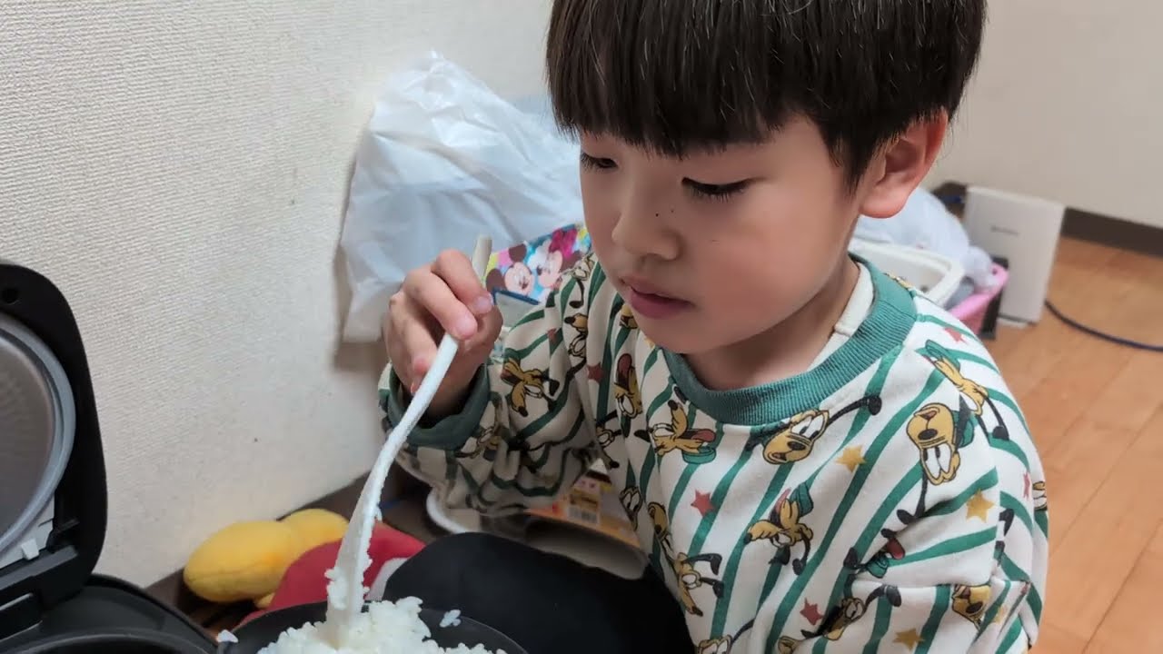 晩ごはんでパパのご飯をよそってくれるたっくん。Dinner. 2026年2月27日。