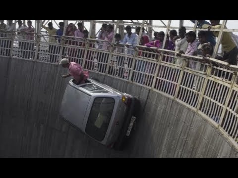 【超スゴイ動画】クルマやバイクがほぼ垂直の壁を走る超スゴい衝撃映像！