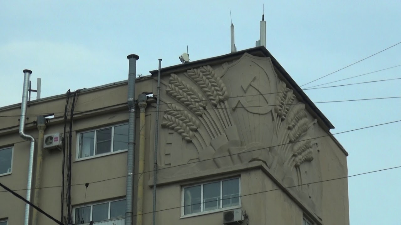 Едем на машине по проспекту Обуховской обороны - историю промышленных предприятий, трудовых традиций