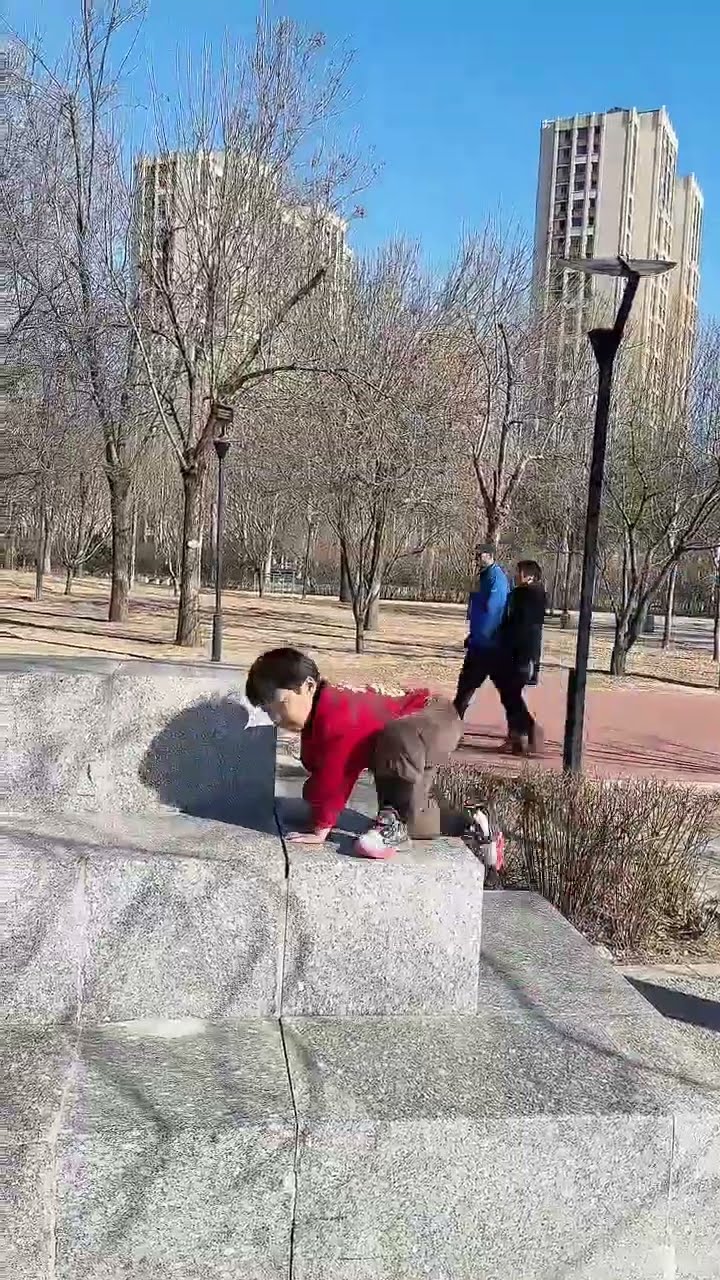 爸爸带娃果然不一样，又到了锻炼儿子的时刻！#funny#Cute#呆萌小米宝