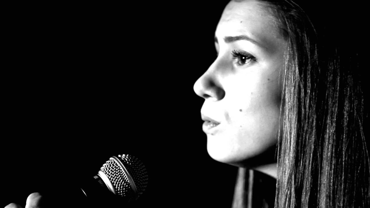 а по тёмным улицам гуляет. кавер а темным улицам. босиком по солнцу солистка вероника фарафонова.