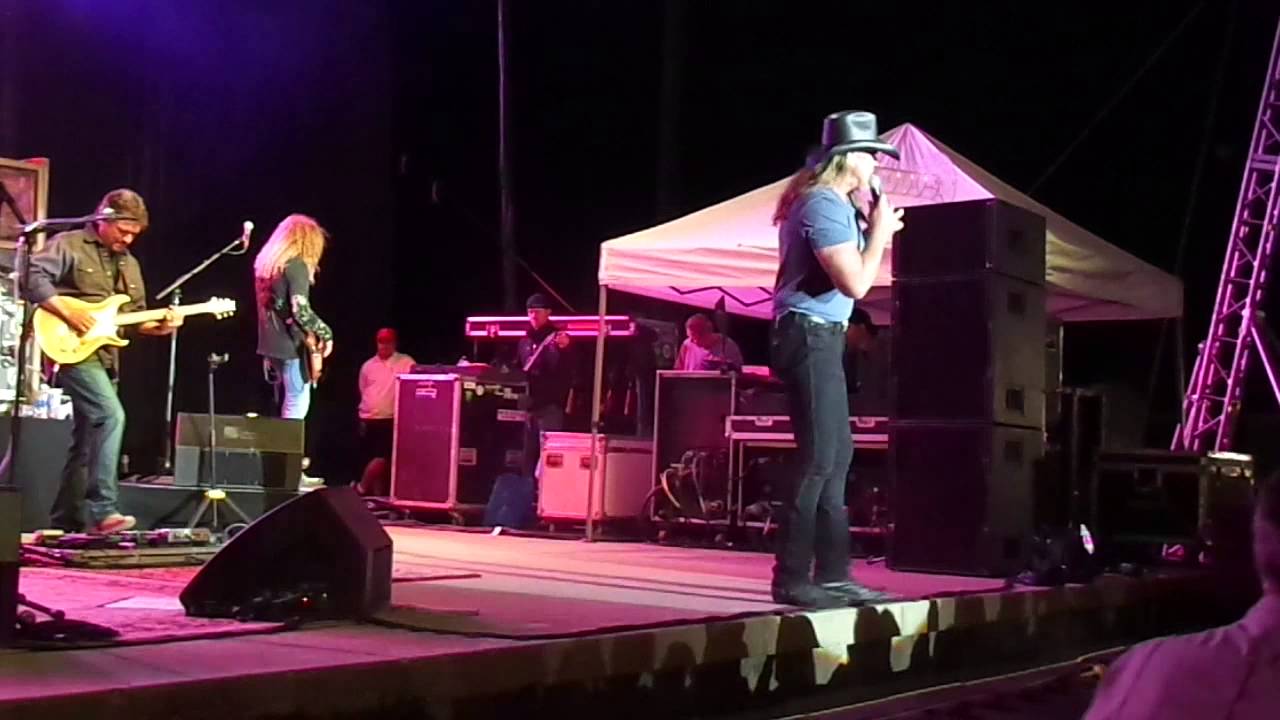 Trace singing "Honky Tonk Badonkadonk"