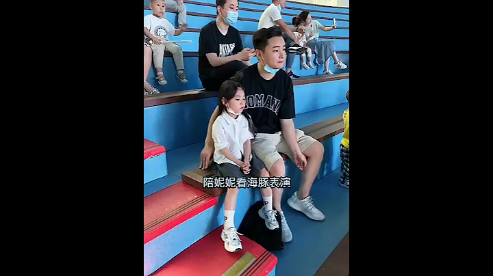 虽然妮妮还不会说话，但她会用手表达对世界的好奇，什么都想摸一摸😅 #罕见病女孩的生活 - 天天要闻