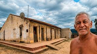 Ele vive no antigo casarão no interior do Ceará