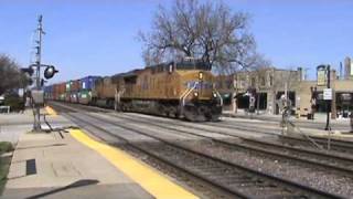 UP 5307 & 4590 Leads a Short Intermodal East, Elmhurst, IL