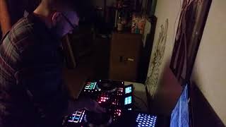 Scratch practice using delay FX on Numark NS7III