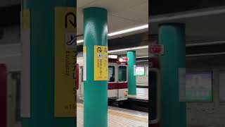 丸型タイプの普通列車（表示は急行）奈良駅到着