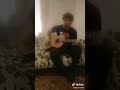 Слепой гитарист круто поет армейскую песню под гитару