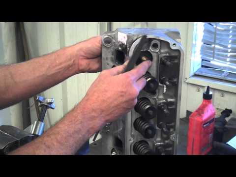 Video: Vilket verktyg används för att ta bort ventilerna från ett cylinderhuvud?
