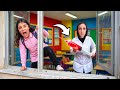 بنت صغيرة تهرب من لجنة الأمتحان شوف حصل اية