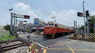 516次E200型牽引莒光號交會8791次E500型牽引推拉式車廂—新市區中正路平交道2024/5/7