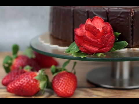 Wideo: Jak Pięknie Udekorować Ciasto Truskawkami