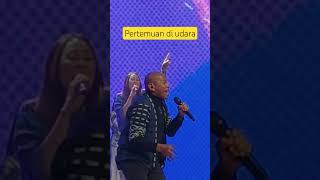 Pertemuan Di Udara