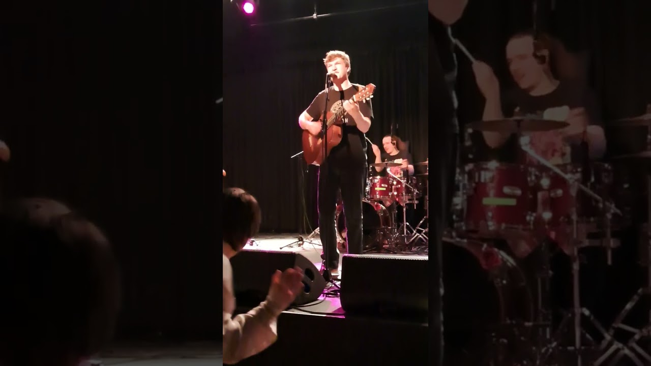 Die wunderbare Ballade „Trotzdem nix woarn“ war eines der Höhepunkte von FELIX KRAMER beim Konzert..