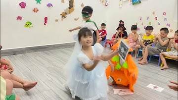 Tiếng Anh Giao Tiếp Phan Thiết: Sophie, Milton and Vani playing flashcards hunting about Halloween