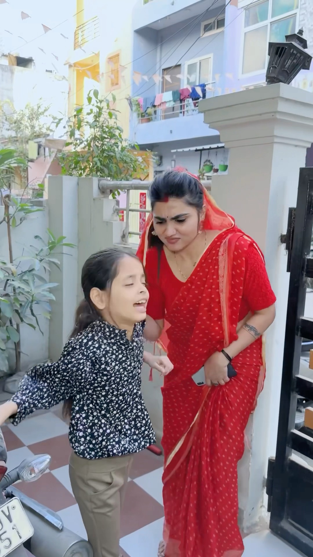 मैं YouTube चलाना सिख गई?? #kajalsoni  #comedy #family #youtubeshorts  #viralvideo @kajalsoni