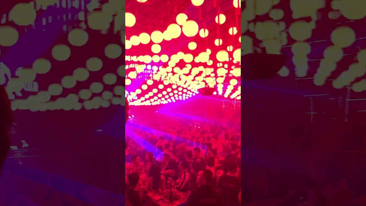 PHÍA SAU MỘT CÔ GÁI DC CLUB