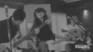 Video thumbnail of "COUPLE - "Malam Minggu" at #RUANGMUZIK Acoustic Series, 28th February 2014"