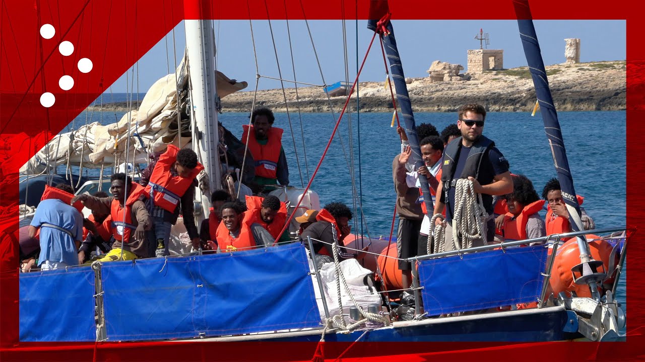 Lampedusa, l'arrivo del traghetto Sansovino e lo sbarco dei migranti soccorsi dal veliero Nadir