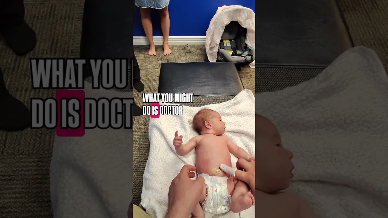 Осмотр новорожденного у детского мануального терапевта 