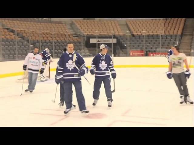 Justin Bieber Shows Off His Hockey Skills With the Toronto Maple Leafs