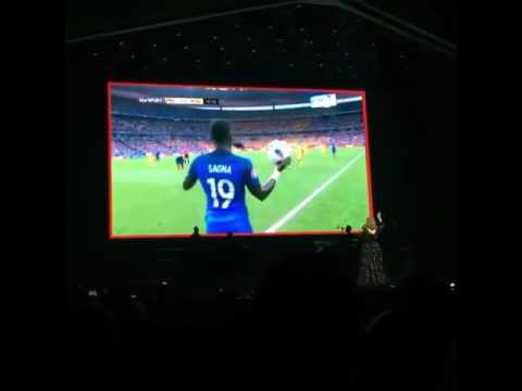 Adele interruped her concert to watch football 10-6-2016 - Paris -