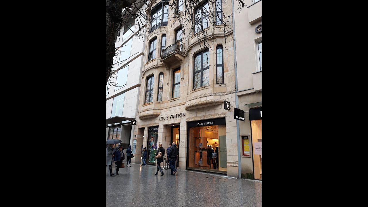 What is your knowledge of French  fashion history?