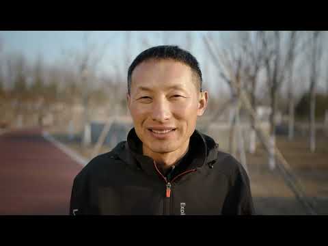 Cochlear implant recipient Feng loves listening to music