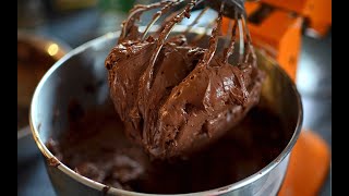 Crema aparel de cacao cu unt (buttercream) bătută pe abur, rețeta de pe vremuri CC | Savori Urbane
