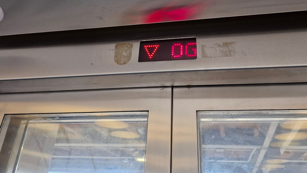 Premium, laute Ansagen! 2004 ThyssenKrupp Glasaufzug im S-Bahnhof Dortmund-Stadthaus, zu Gleis 1.