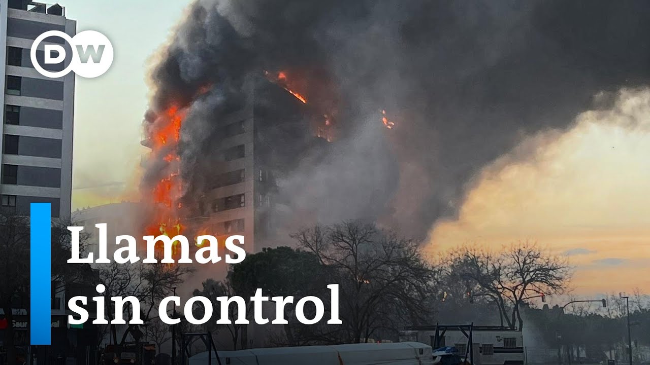 Autoridades españolas investigan la causa del incendio en un edificio en Valencia