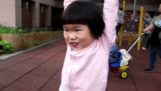 Rui20110405邊玩吊環邊唱歌1