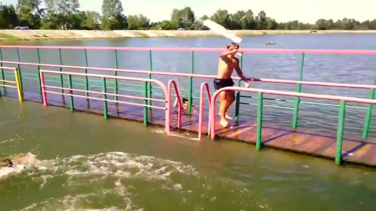 Купаемся в озере - YouTube