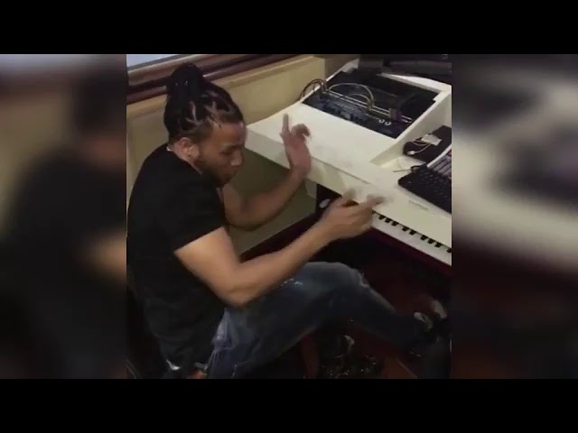 El Alfa Nuevo Preview Uzi Glock Escopeta y Beretta Rip N Fasis - YouTube