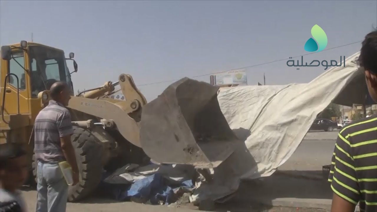 بلدية الموصل تزيل البسطات في حي الزهراء واصحابها يؤكدون ارتفاع رسوم الساحات الحكومية