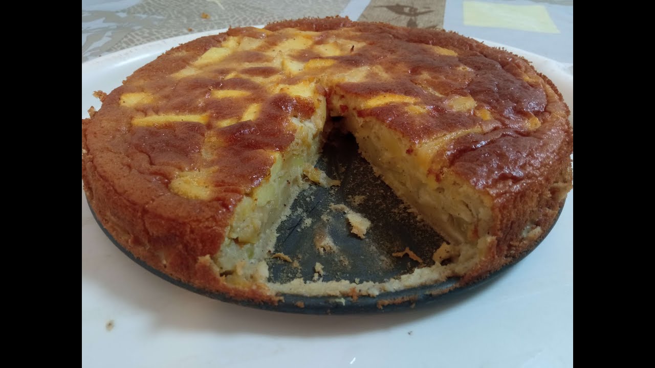 עוגת תפוחים עשירה בתפוחים ובצק דקיק-Apple cake is rich in apples and thin dough
