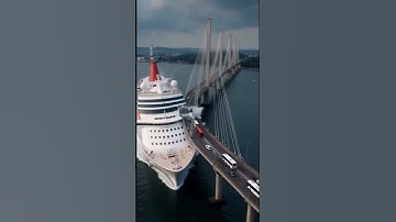 Du thuyền chạy tốc độ cao đâm vào cầu vượt gây thiệt hại nặng nề