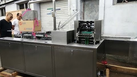 Auto cartoning machine using PLC with leaflet bottle encasing system Máquina automática estuchado