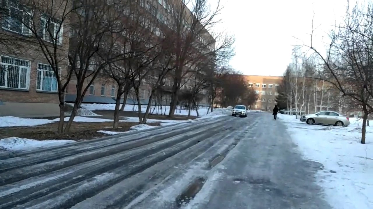 Снежно-ледяная колея во дворе 1-ой городской больницы города Усть ...